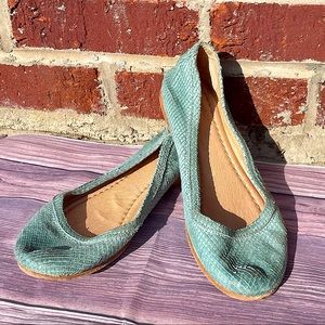 Frye Carson Ballet EUC Turquoise/Aqua Python print size 5.5